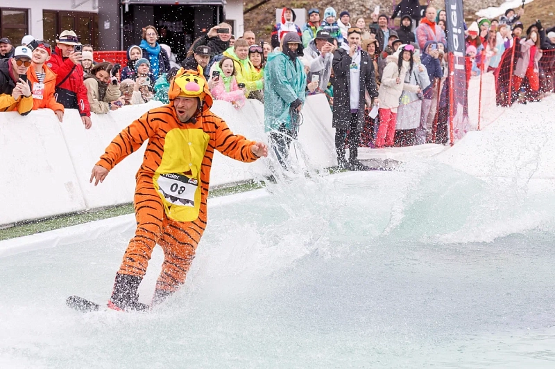 На карнавале BoogelWoogel в горах Сочи стартовали соревнования по бугельпийским видам спорта