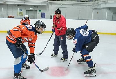 Клюшки на лед, шайбу в полет: хоккей стал одним из самых популярных видов спорта в Горячем Ключе  