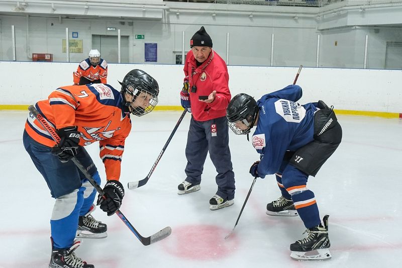 Клюшки на лед, шайбу в полет: хоккей стал одним из самых популярных видов спорта в Горячем Ключе  