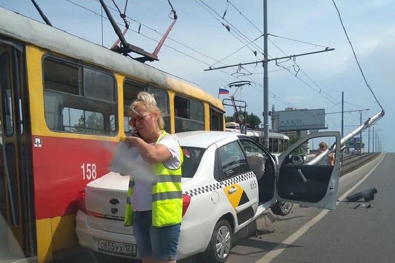 В Краснодаре столкнулись трамвай и «Яндекс.Такси» 