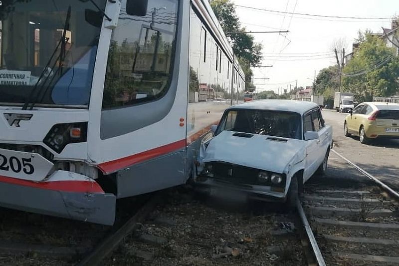 В Краснодаре легковушка врезалась в трехсекционный трамвай