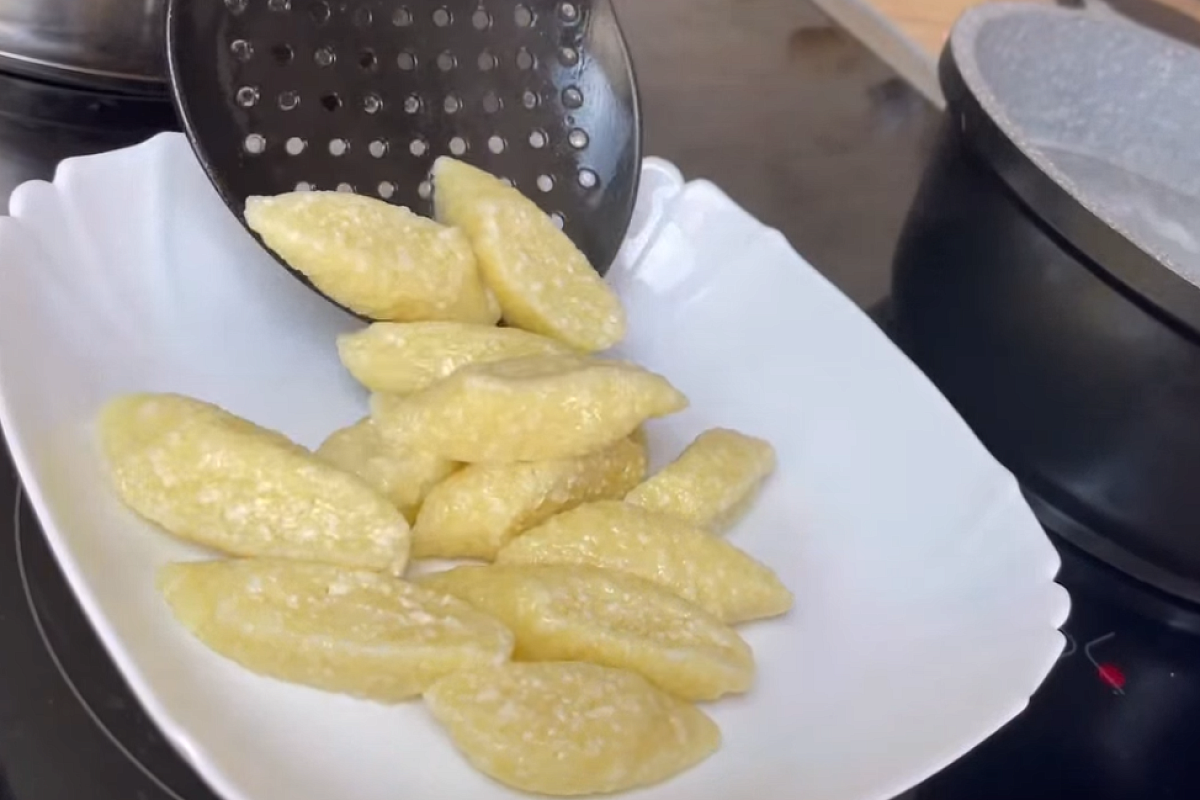 Бросил в воду, 5 минут – и ленивые вареники из творога сметаются со стола: идеальный рецепт с нежным вкусом