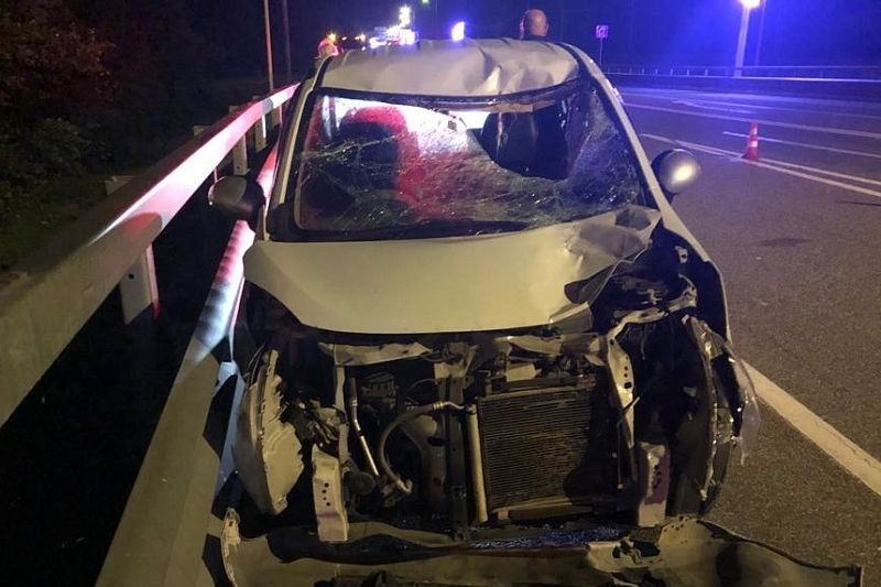 В Сочи Mazda сбила 21-летнюю девушку. Пострадали двое