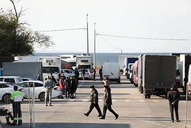 В очереди на Керченскую переправу в Краснодарском крае ожидают 320 грузовиков