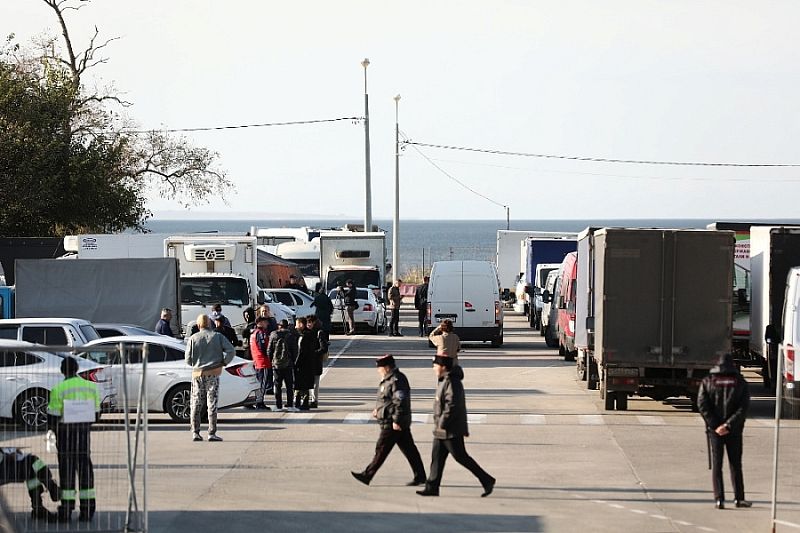 В очереди на Керченскую переправу в Краснодарском крае ожидают 320 грузовиков