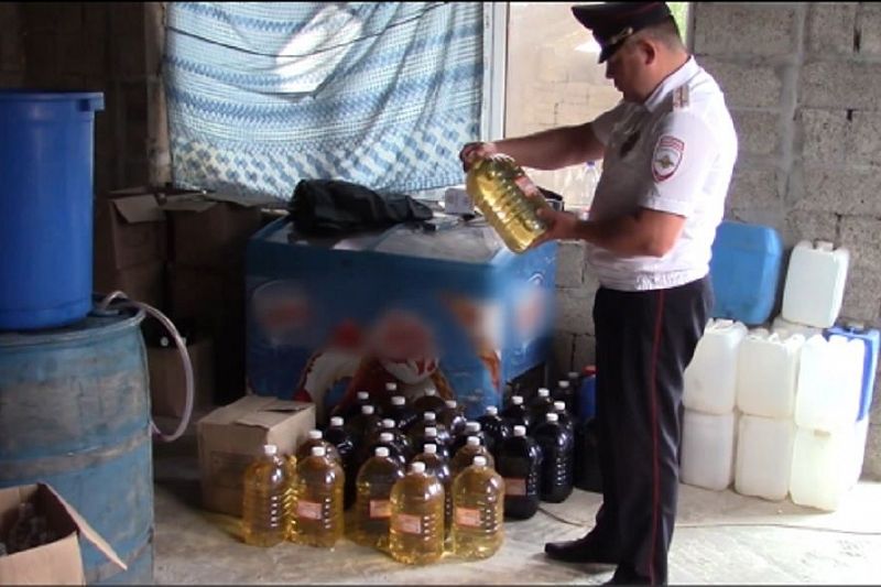 В Анапе полицейские закрыли подпольный цех по производству алкоголя