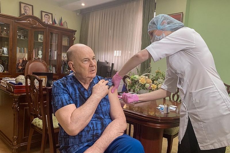 Главный врач ККБ №1 Владимир Порханов сделал прививку от коронавируса 