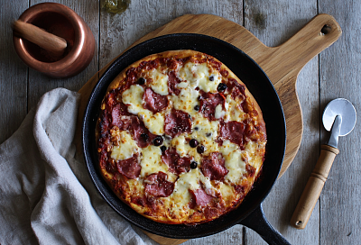 Быстрая бездрожжевая пицца без раскатки: тонкая, с хрустящим бортиком