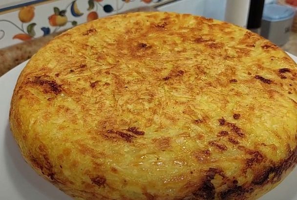 Печем вкусный картофельный пирог на сковороде! Без духовки и грязной посуды