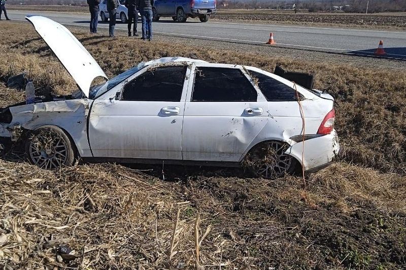 Опасный обгон: на Кубани водитель «Лады Приоры» улетел в кювет после столкновения с экскаватором