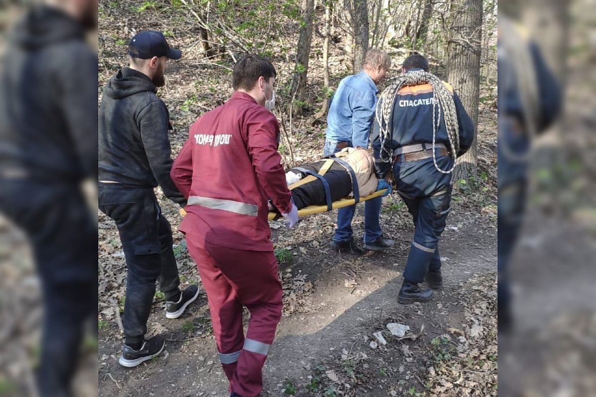 В Новороссийске женщина вышла гулять с собакой и упала в обрыв