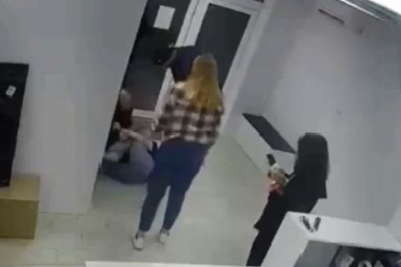 Били ногами, таскали за волосы: мужчина и женщина напали на двух 12-летних девочек в пункте выдачи заказов в Краснодаре