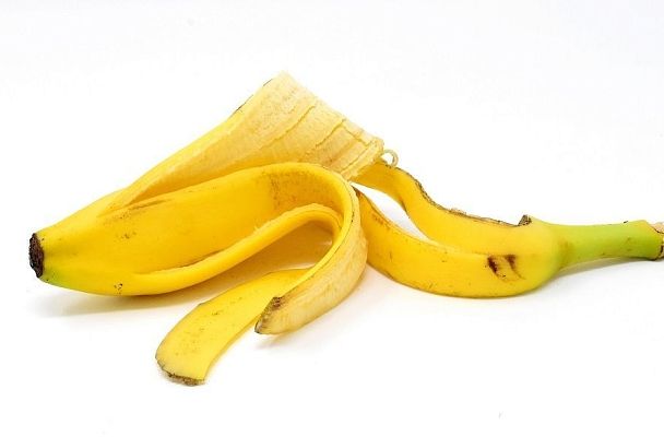 Не выбрасывай кожуру банана: как получить мощное удобрение бесплатно?