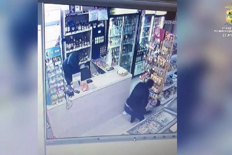 В Новороссийске двое мужчин в медицинских масках ограбили магазин