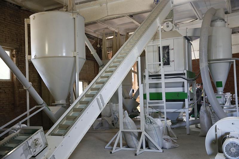 Сегодня в цехе завода производят порядка 70 тонн комбикорма в месяц.