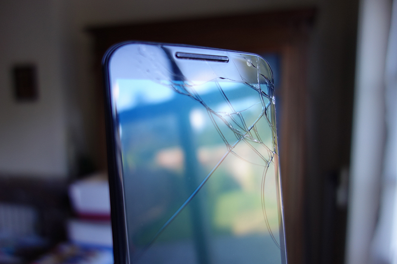 Эксперты рассказали, чем опасен телефон с поврежденным экраном