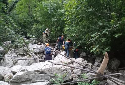 В Сочи спасатели транспортировали из леса туриста с травмой ключицы и переломом ребер
