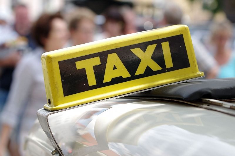 Опрос: больше половины краснодарцев отпускают детей одних на такси