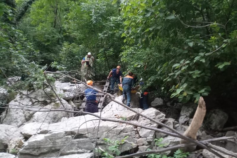 В Сочи спасатели транспортировали из леса туриста с травмой ключицы и переломом ребер