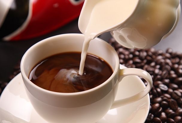 Врач предложила любителям кофе добавлять в чашку молоко, так снижается его вредное действие на кровяное давление
