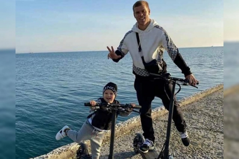 Александр Кокорин с сыном прокатились на самокатах по набережной в Сочи