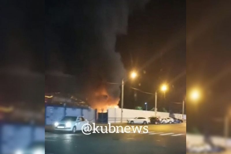 В Краснодаре ночью сгорели торговые павильоны на Сенном рынке
