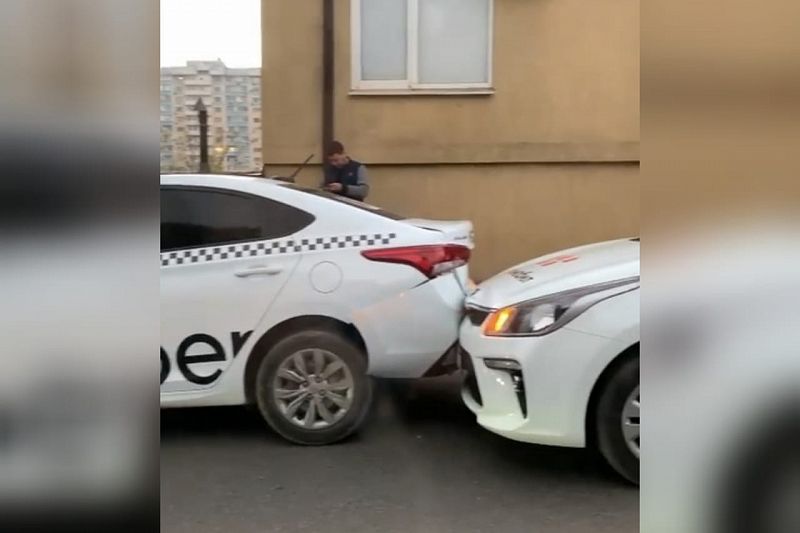 Три автомобиля такси столкнулись на улице Автолюбителей