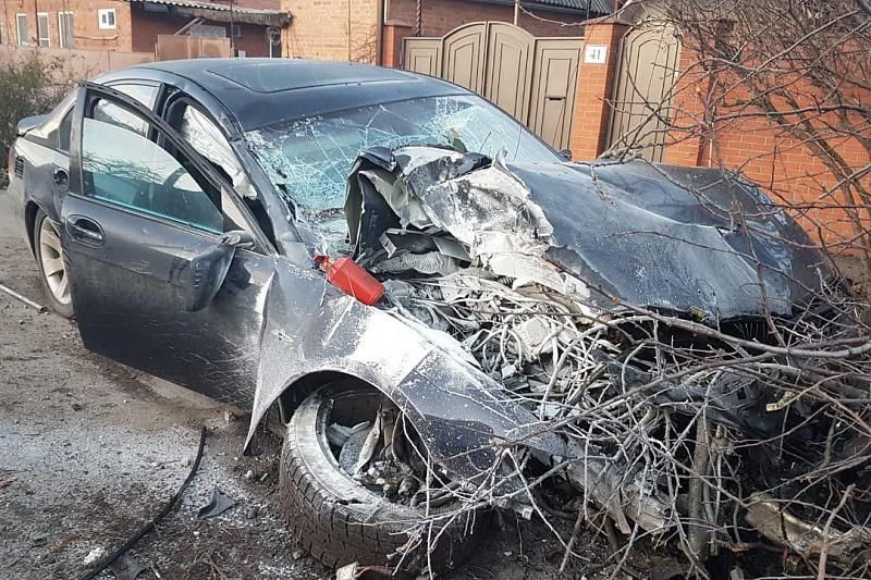 В центре Краснодара водитель BMW врезался в дерево и сбежал. Уже сутки его ищет полиция