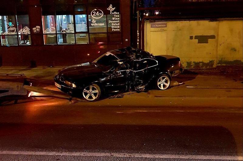 В центре Краснодара водитель BMW на скорости влетел в дорожный столб