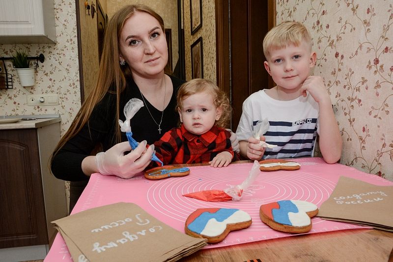 С октября Дарья Затуливетрова с детьми регулярно изготавливает и отправляет военнослужащим такие пряники.