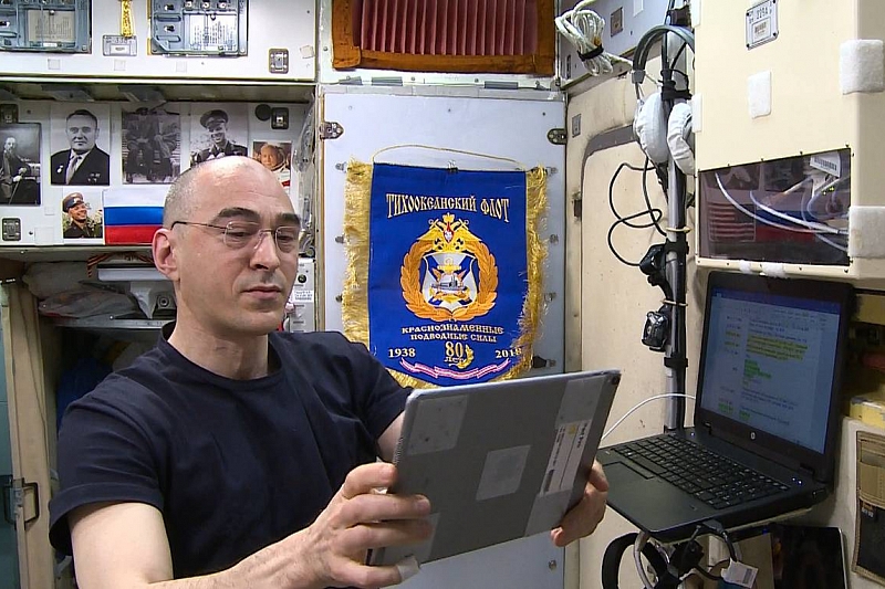 Российский космонавт Анатолий Иванишин стал первым в мире человеком, проголосовавшим онлайн с околоземной орбиты 