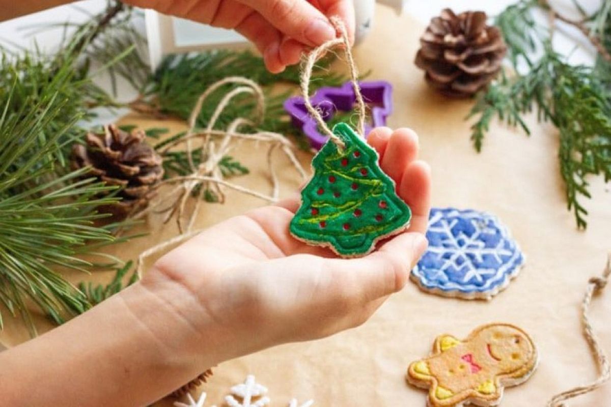  Ёлочные игрушки из теста: всего 3 ингредиента, и волшебно простые поделки, которые сделает даже ребёнок