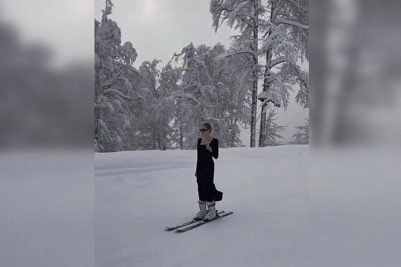 В Сочи россиянка прокатилась на лыжах в платье и с бокалом в руке