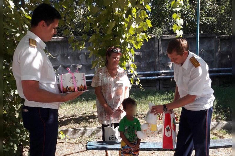 Торт и заяц: следователи навестили девочку, которую мать бросила в одном из кафе в Краснодарском крае
