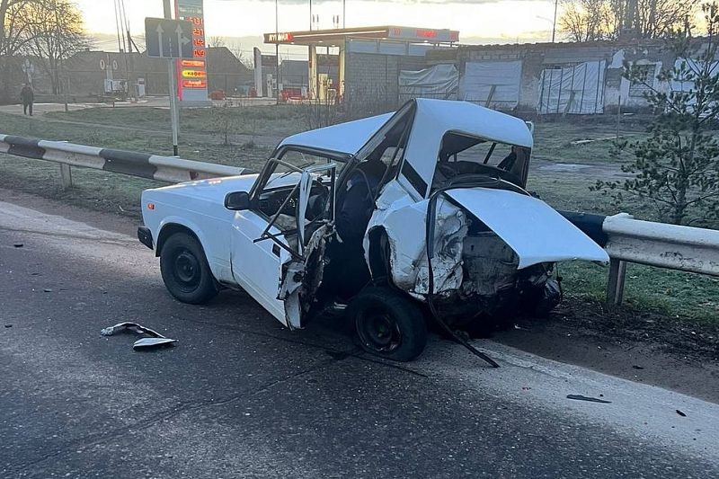 В Приморско-Ахтарске иномарка на большой скорости расплющила «семерку»: погиб 21-летний водитель ВАЗа 