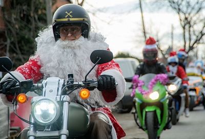 С ветерком: Деды Морозы и Снегурочки промчали на мотоциклах по улицам Краснодара