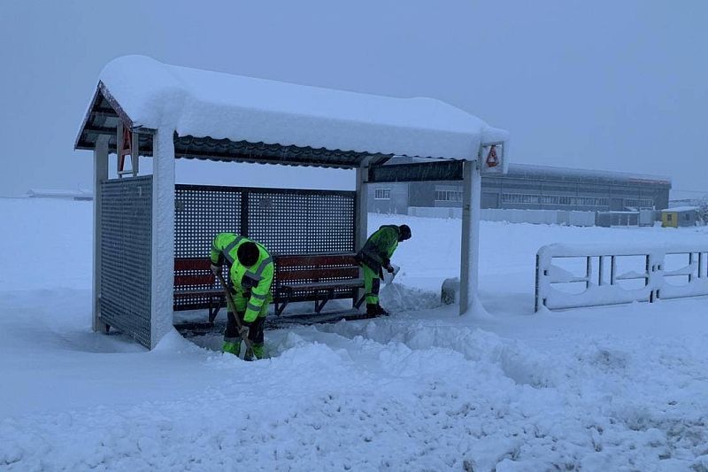 Около 250 спецмашин расчищают дороги Краснодарского края от снега