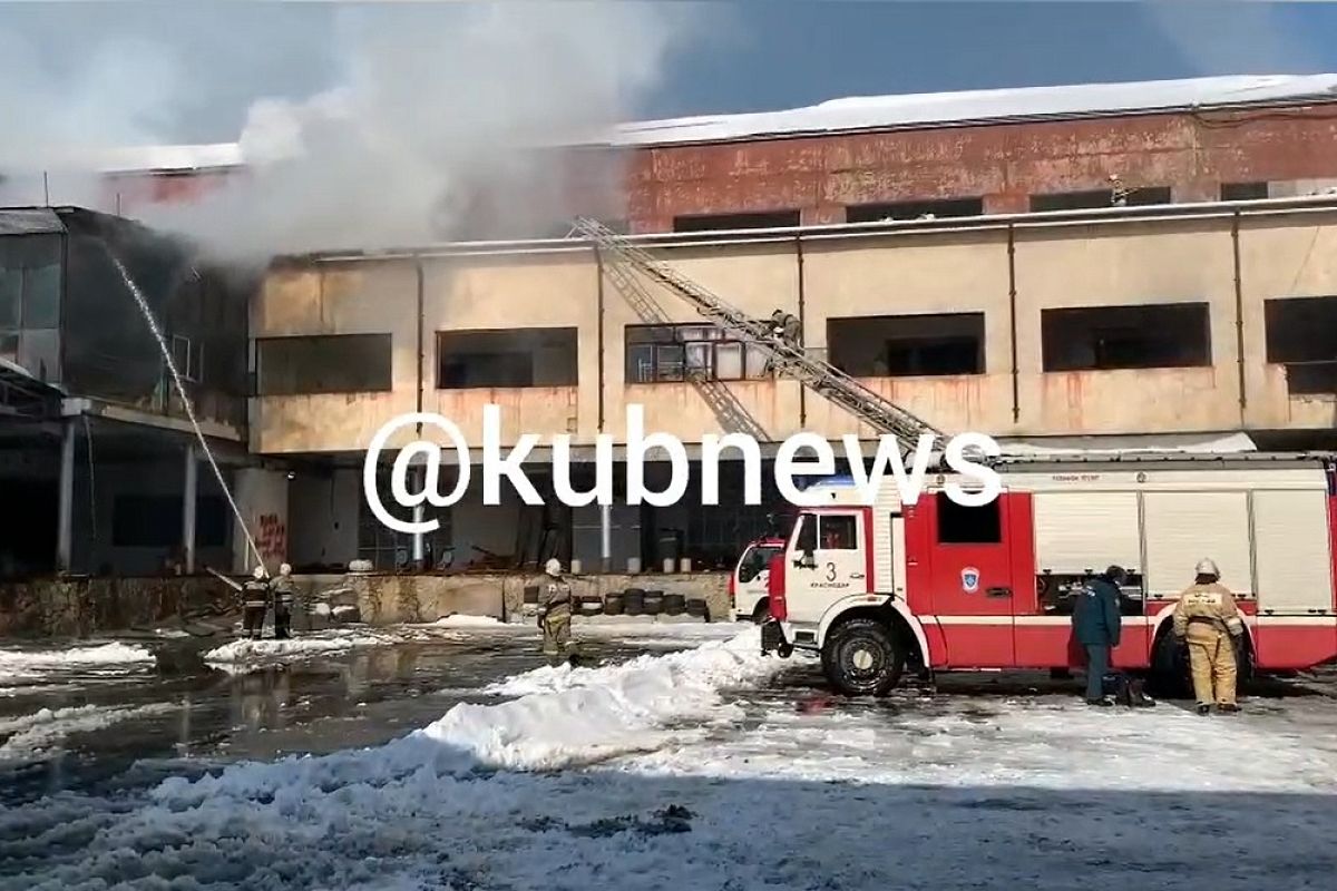 Сотрудники МЧС тушат пожар в производственных помещениях на площади 200 кв. м