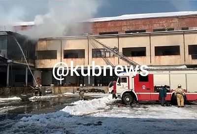 Сотрудники МЧС тушат пожар в производственных помещениях на площади 200 кв. м