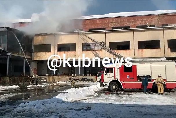 Сотрудники МЧС тушат пожар в производственных помещениях на площади 200 кв. м