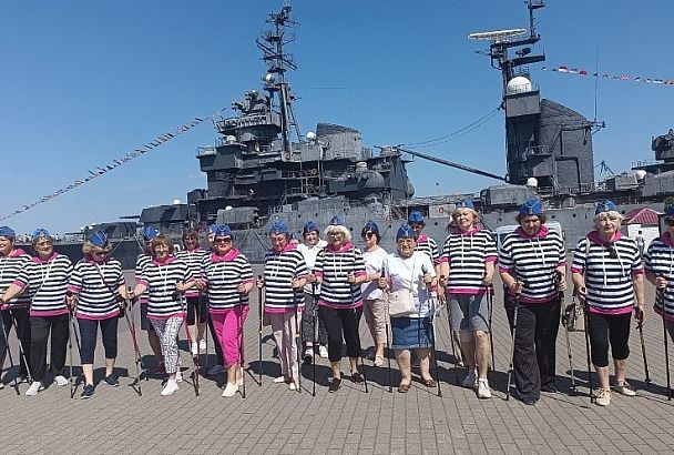 Новороссийские пенсионеры собрались на набережной города, чтобы показать класс в северной ходьбе 