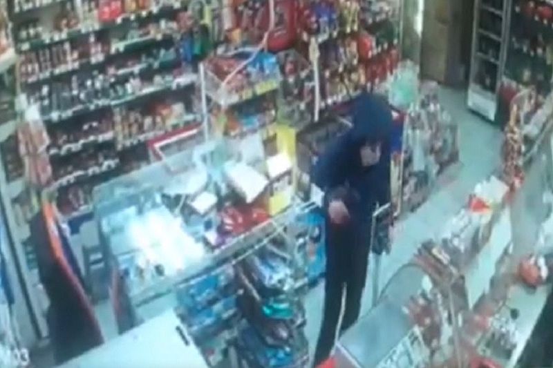 Нерешительный мужчина с пистолетом так и не смог ограбить магазин на Кубани