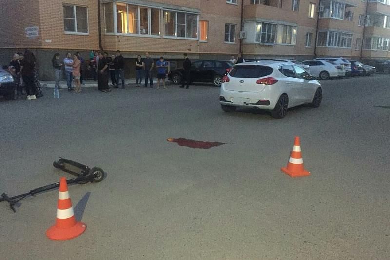 Под Краснодаром подросток на электросамокате столкнулся с иномаркой и погиб