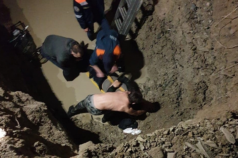 В Новороссийске спасатели достали упавшего в яму велосипедиста
