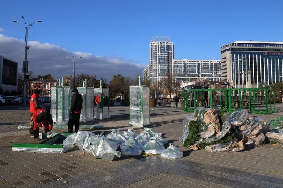 Главную городскую елку начали устанавливать в Краснодаре