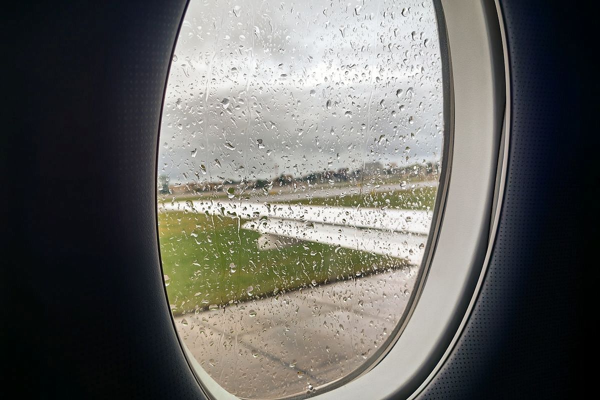 Самолет Москва - Сочи приземлился в Астрахани из-за сработавшей сигнализации