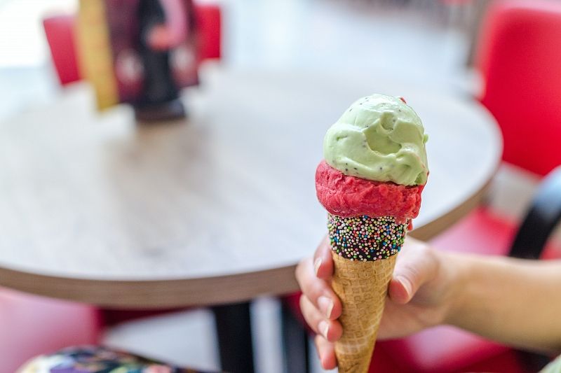 Диетолог рекомендовала съедать не более 100 г мороженого в день