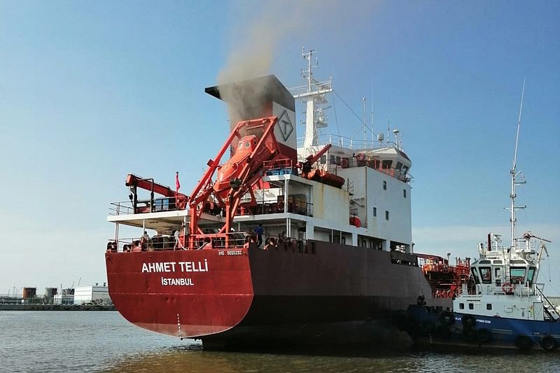 Из морского порта Темрюк из-за угрозы взрыва отбуксирован загоревшийся танкер-химовоз 