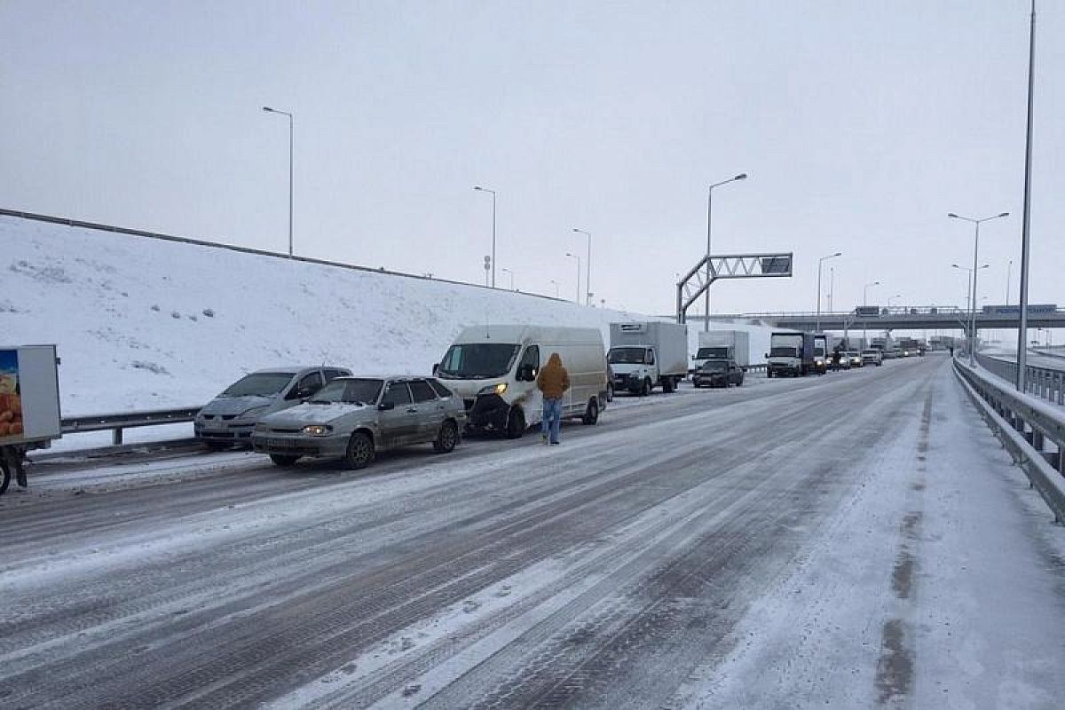 На подъезде к Крымскому мосту в Краснодарском крае скопилось 80 автомобилей