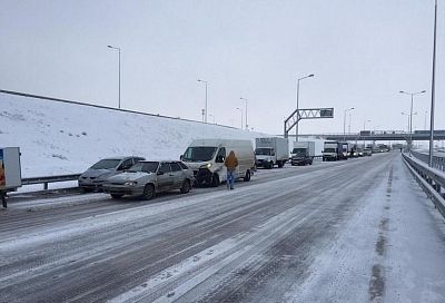 На подъезде к Крымскому мосту в Краснодарском крае скопилось 80 автомобилей